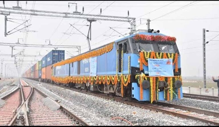 भारत का डेडिकेटेड फ्रेट कॉरिडोर बना गेमचेंजर, डबल-स्टैक ट्रेन से तेज होगा सामान का सफर; आम लोगों को क्या फायदा?