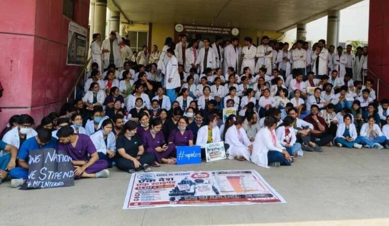 MY अस्पताल में डॉक्टरों का जोरदार प्रदर्शन, ‘वन नेशन-वन स्टाइपेंड’ की मांग पर अड़े; मरीजों की बढ़ी परेशानी