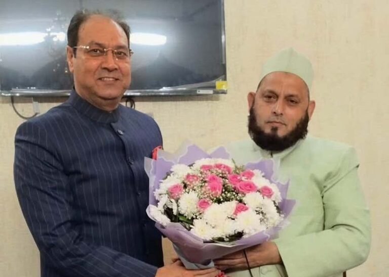 अल्पसंख्यक समाज के विकास को लेकर मौलाना खालिद राशिद फरंगी महली से मिले आयोग अध्यक्ष