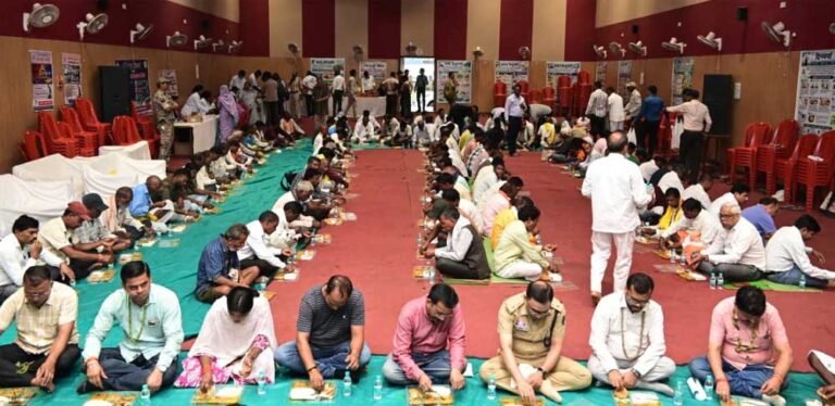 नेवता भोज में दिखी सामाजिक समरसता की मिसाल, एक साथ बैठे बैगा पुजारी, जनप्रतिनिधि और अधिकारी