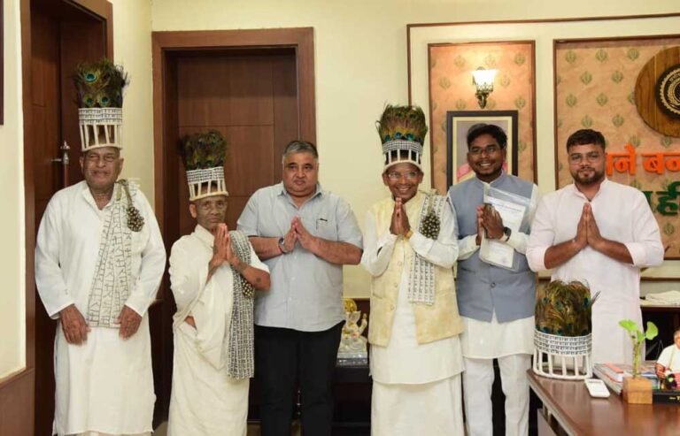 रामनामी समुदाय के प्रतिनिधियों ने पर्यटन एवं संस्कृति मंत्री  राजेश अग्रवाल से की भेंट