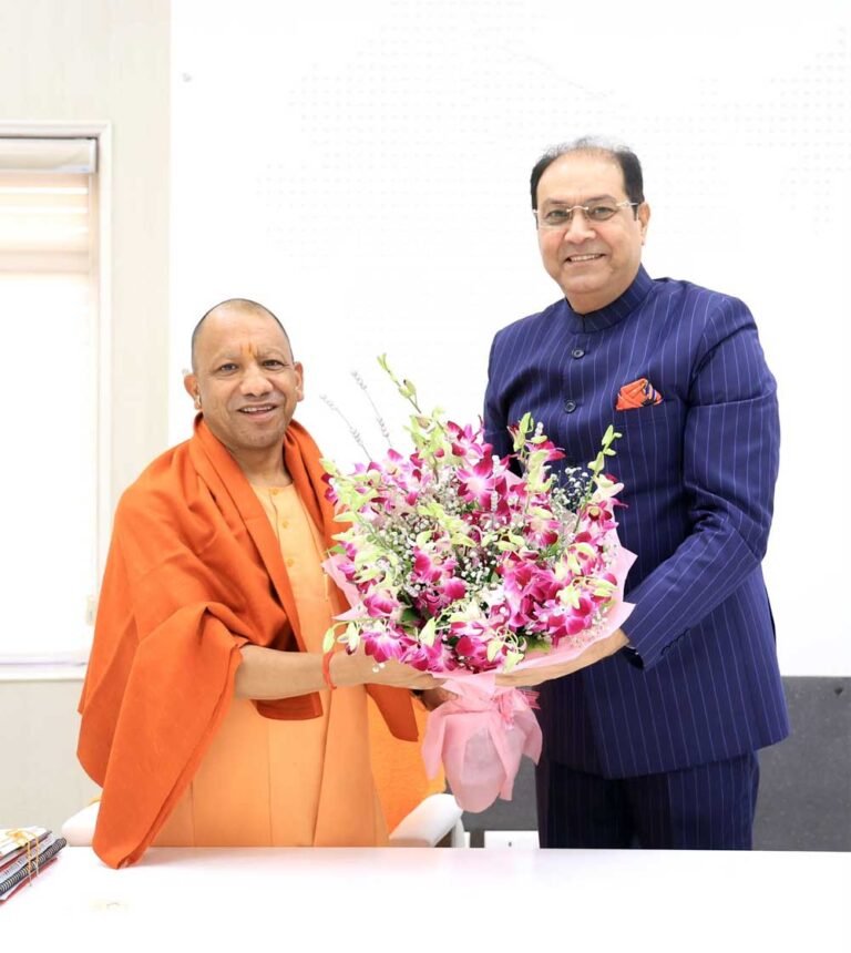 अल्पसंख्यक आयोग के नव-नियुक्त अध्यक्ष  मोहसिन रज़ा ने मुख्यमंत्री  योगी आदित्यनाथ से की शिष्टाचार भेंट।