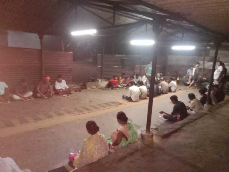 नेलसनार में बाढ़ के बीच जिला प्रशासन की मानवीय पहल, बाढ़ में फंसे यात्रियों को कराया भोजन