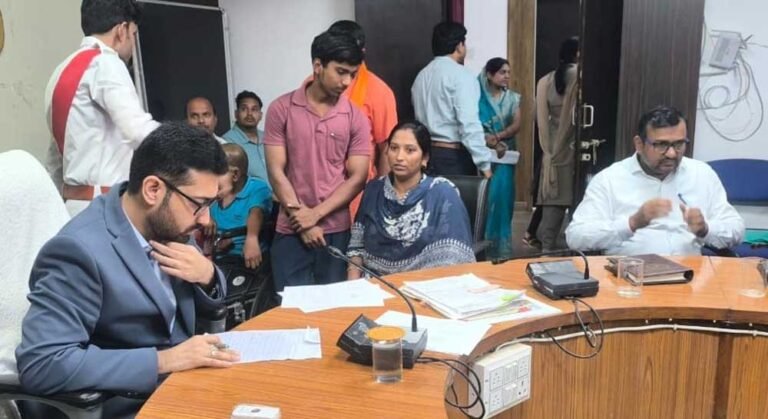 कलेक्टर  लंगेह ने जनदर्शन में सुनी आमजनों की समस्याएं, निराकरण के दिए निर्देश