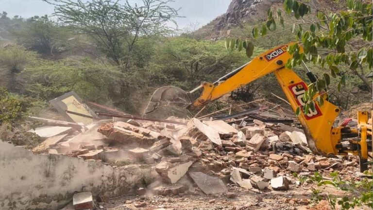 अतिक्रमण जांच के दौरान हंगामा, ग्रामीणों और टीम में झूमाझटकी