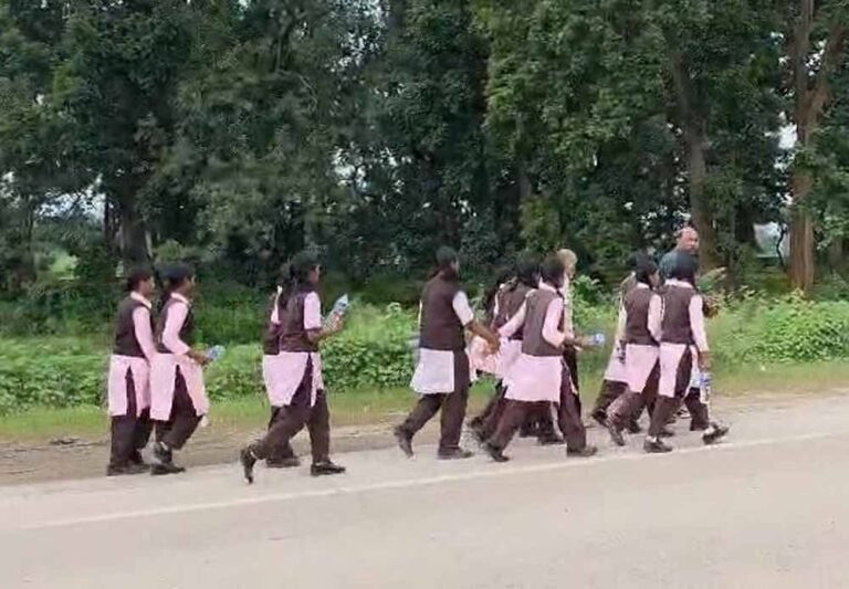स्कूल में बिजली-व्यवस्था और क्लासेस की मांग, छात्राओं ने कलेक्ट्रेट तक निकाला पैदल मार्च