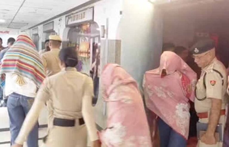सूर्या मॉल के स्पा सेंटर पर पुलिस की छापेमारी, युवतियों समेत संचालक से पूछताछ
