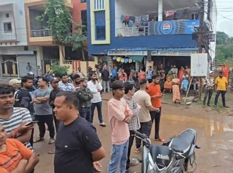 युवक से मारपीट करने वाले पिता-पुत्र पर पुलिस का शिकंजा, निकाला जुलूस