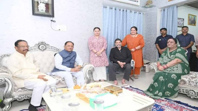 किरण देव से मिले CM साय, स्वास्थ्य को लेकर ली जानकारी