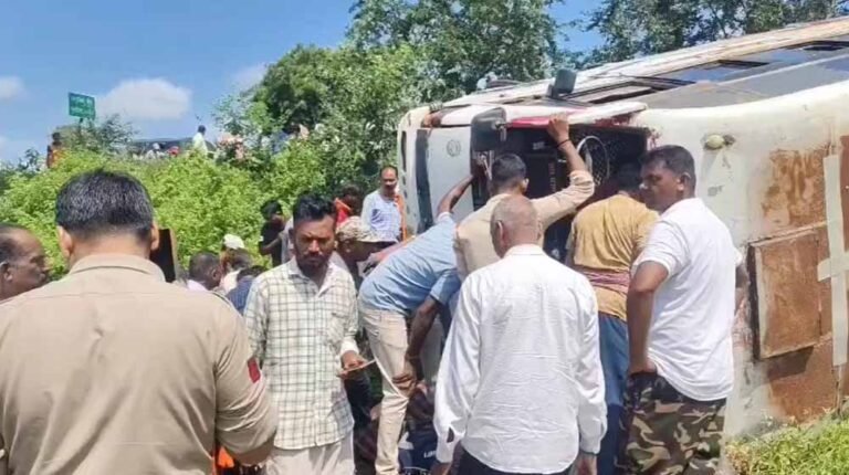 तेज रफ्तार बस पलटी, एक यात्री की मौत; 20 लोग घायल