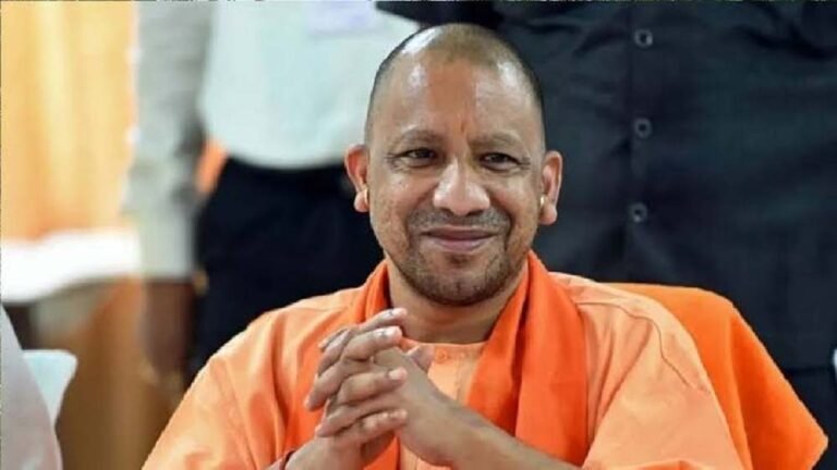 श्रमदान कर ऐतिहासिक पोखरे की सफाई करने वाले युवाओं की मुख्यमंत्री योगी ने की सराहना