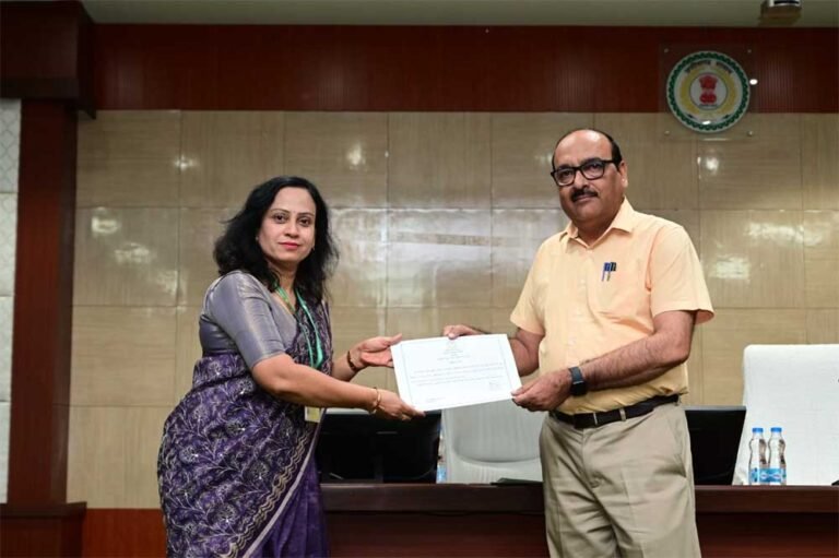 विभागाध्यक्ष और जिला कार्यालयों को भी किया गया सम्मानित