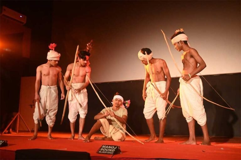 प्रशिक्षण के बाद सरेंडर नक्सल युवाओं ने चक्रधर समारोह, रायगढ़ के समापन समारोह में दी प्रभावशाली प्रस्तुति