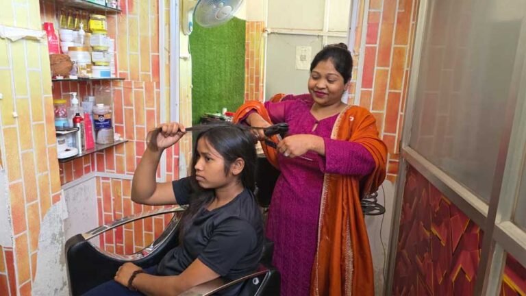 हुनर ने दी आत्मनिर्भरता की राह, ब्यूटी पार्लर से किरण को हर माह 12 से 20 हजार रुपये तक की आय