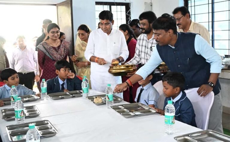 कुपोषण पर कड़ा प्रहार नारायणपुर के 13 हजार से अधिक स्कूली बच्चों को अब रोजाना मिलेगा मुफ़्त पौष्टिक नाश्ता