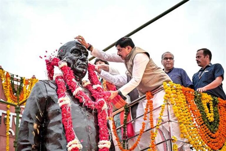 मुख्यमंत्री डॉ. यादव ने ग्वालियर में किया पूर्व विधायक स्व. रघुवीर सिंह बाबूजी की प्रतिमा का अनावरण
