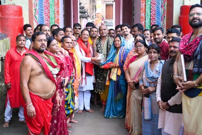मुख्यमंत्री  साय ने  लिंगराज मंदिर में सपत्नीक की पूजा-अर्चना
