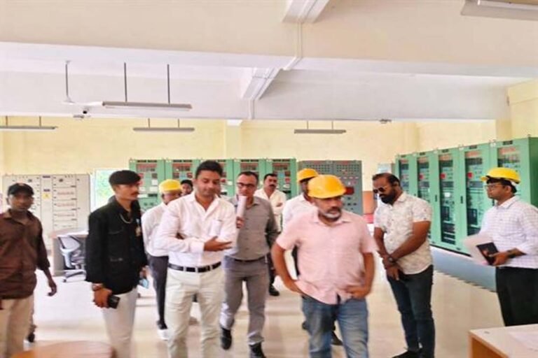 पीएस ने अमोना के ग्रामीणों से पूछा -बिजली कैसी मिल रही हैं