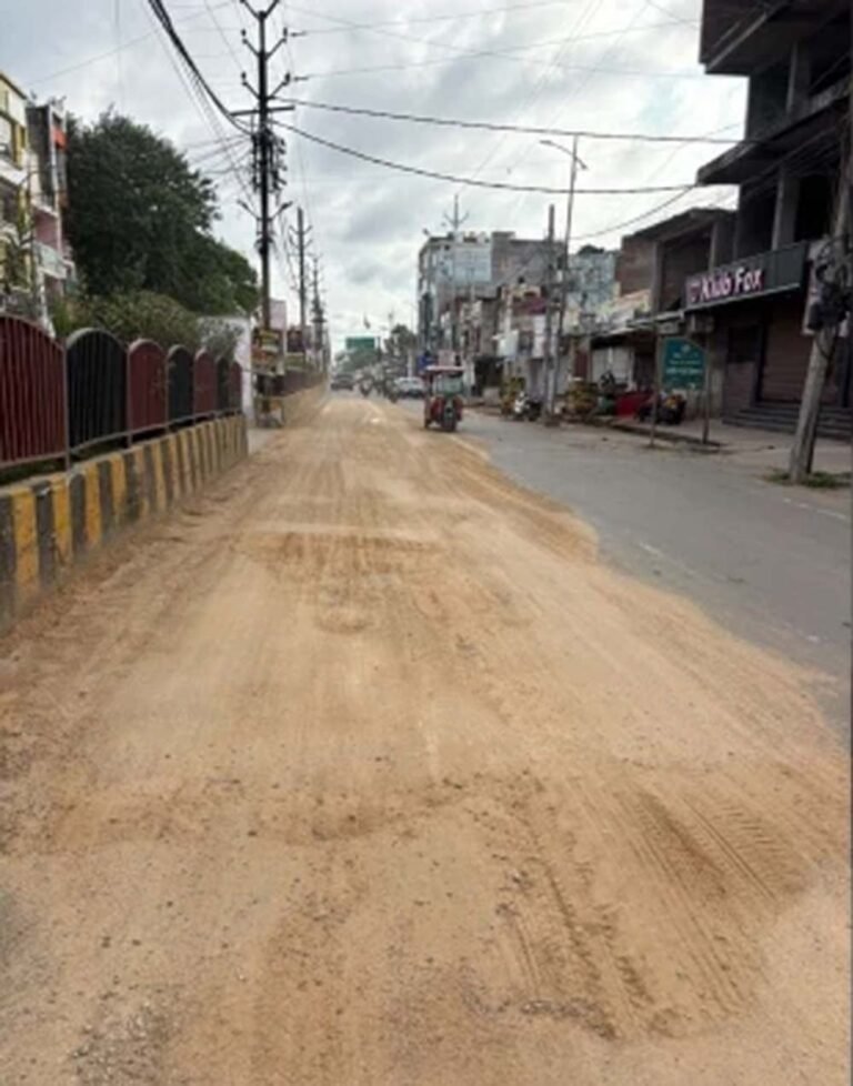 रेत माफियाओं का दुस्साहस! पुलिस देखते ही गलियों में दौड़ाए ट्रैक्टर, कार को घसीटा
