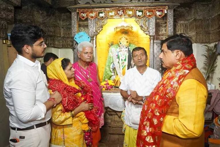 मुख्यमंत्री डॉ. यादव ने प्राचीन रुक्मणी माता मंदिर में किए दर्शन