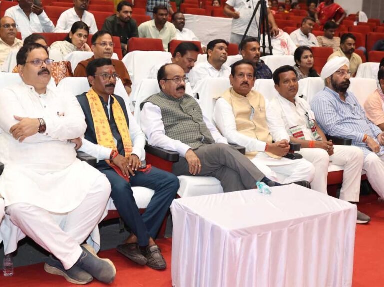 उप मुख्यमंत्री  अरुण साव ने दर्शक दीर्घा में बैठकर छात्र-छात्राओं का बढ़ाया उत्साह