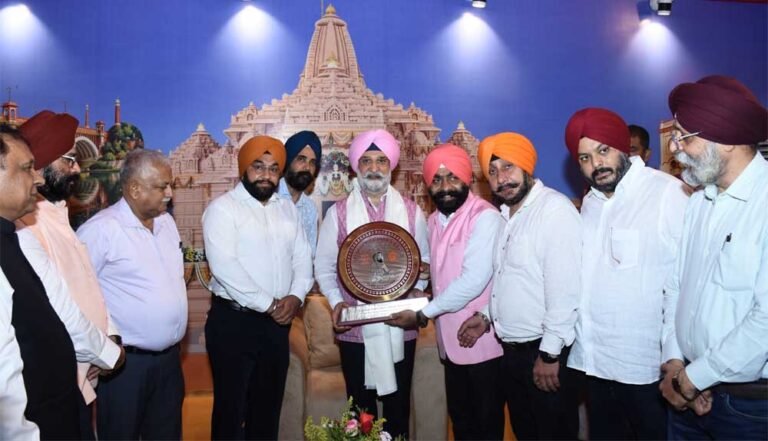 सिख समाज के हित में यूपी सरकार के कार्यों की जानकारी लेकर दिल्ली LG से मिले सरदार परविंदर सिंह