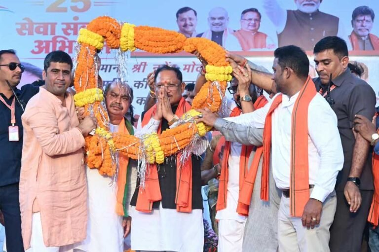 मुख्यमंत्री  विष्णुदेव साय देवेंद्र नगर चौक से लाल चौक तक नशामुक्ति पदयात्रा में हुए शामिल