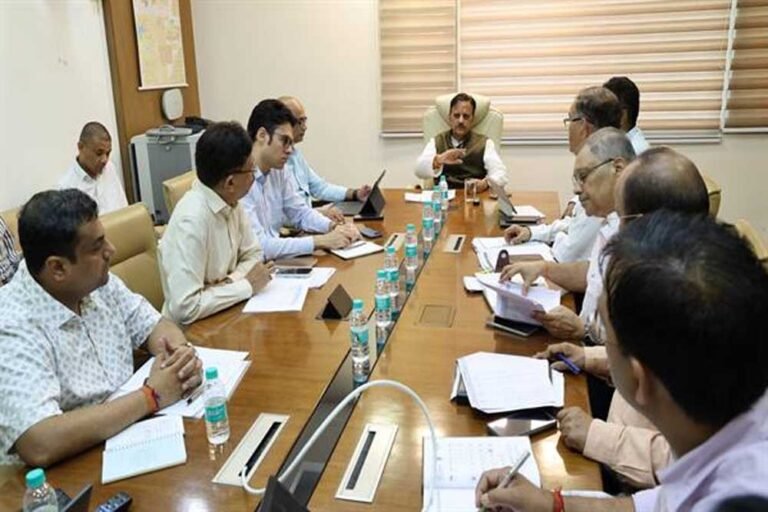 उप मुख्यमंत्री  शुक्ल ने मंत्रालय में स्वास्थ्य अधोसंरचनाओं के निर्माण कार्यों की प्रगति की समीक्षा की