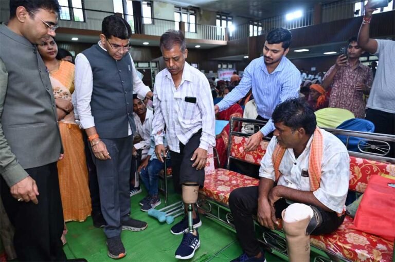 बलौदाबाजार में राजस्व मंत्री  टंक राम वर्मा ने दिव्यांगजनों को बांटे सहायक उपकरण