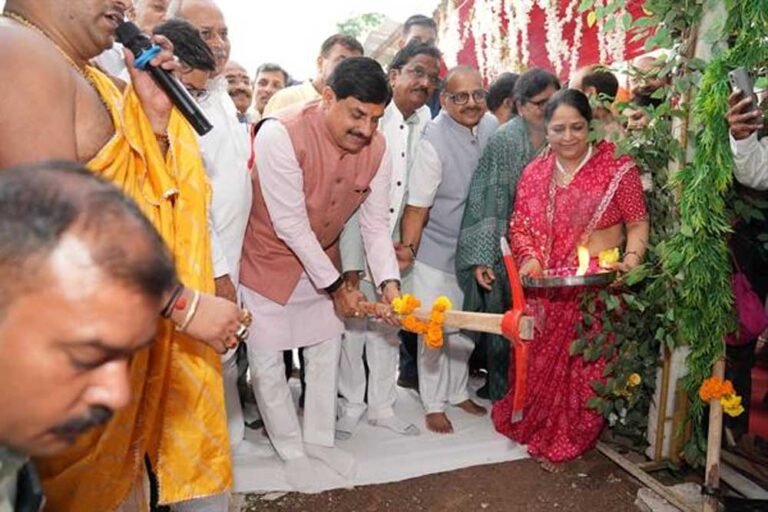 मुख्यमंत्री डॉ. यादव उज्जैन के  जैन श्वेताम्बर मंदिर में नवीन उपाश्रय भवन के भूमि-पूजन कार्यक्रम में हुए शामिल
