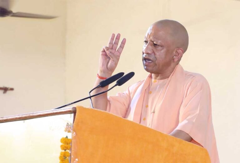 दिग्विजयनाथ पीजी कॉलेज के सभागार में बाल मेला सम्मान समारोह, मुख्यमंत्री योगी ने करीब 70 प्रतिभावान बच्चों को किया सम्मानित