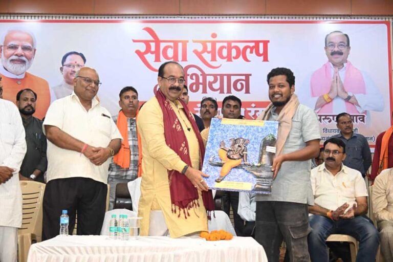 ‘सेवा, स्वच्छता और नारी सशक्तिकरण के संदेशों को रंगोली में उकेर रहीं बेटियां’
