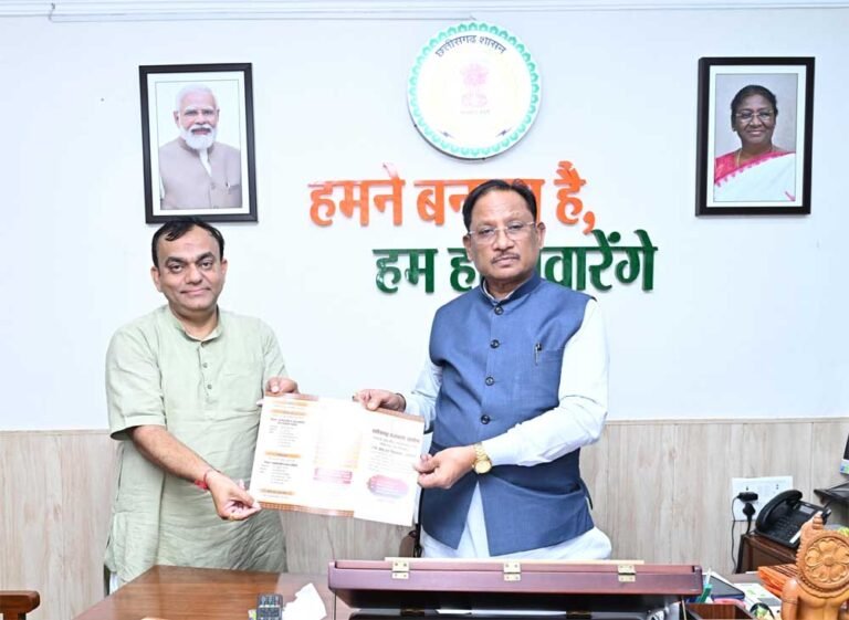राजभाषा आयोग के अध्यक्ष  प्रभात मिश्रा ने मुख्यमंत्री  विष्णु देव साय से की भेंट