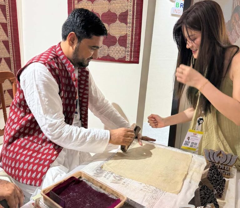 नई दिल्ली के ब्रिक्स बाजार में छाई मध्यप्रदेश की बाग प्रिंट विदेशी प्रतिनिधियों ने स्वयं ठप्पे लगाकर जानी पारंपरिक कला की बारीकियां