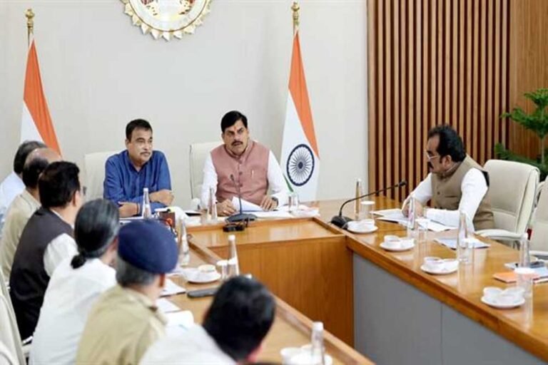 मुख्यमंत्री डॉ. यादव और केन्द्रीय मंत्री  गडकरी ने की प्रदेश में जारी राष्ट्रीय राजमार्ग परियोजनाओं की समीक्षा जबलपुर के शहपुरा टोल प्लाजा पर वसूली स्थगित