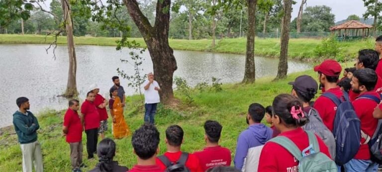 विश्व पर्यटन सप्ताह के तहत आईजीएनटीयू के विद्यार्थियों ने जंगल, अमरावती गंगा और ‘माई का मंडप’ तक किया ट्रैकिंग अनुभव