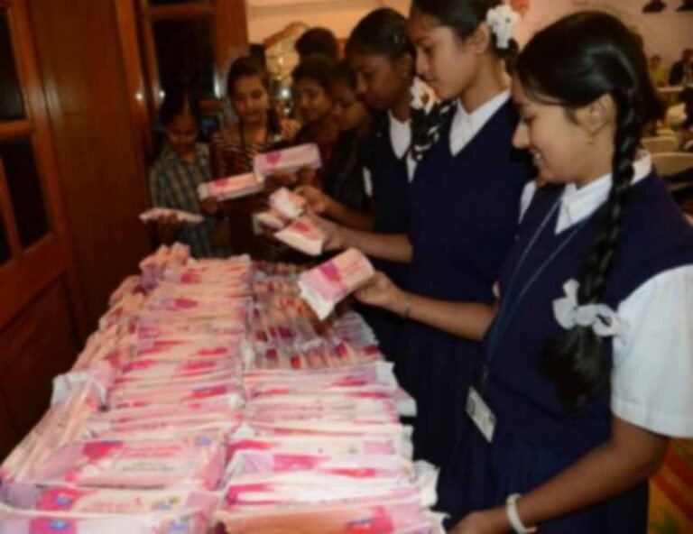 सरकारी सहायता प्राप्त विद्यालयों की छात्राओं के साथ स्कूल छोड़ चुकी और स्कूल नहीं जाने वाली किशोरियों को भी मिलेगा लाभ