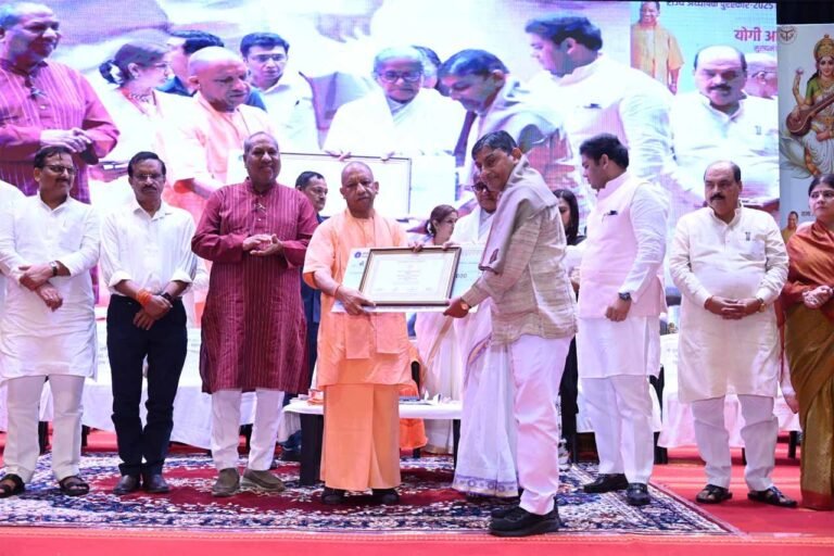 शिक्षक दिवस पर बेसिक शिक्षा के 61 और माध्यमिक शिक्षा के 20 शिक्षक हुए पुरस्कृत