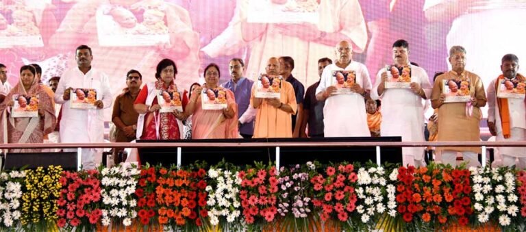मुख्यमंत्री योगी ने आंगनवाड़ी कार्यकर्ताओं, सहायिकाओं व बच्चों का बढ़ाया हौसला
