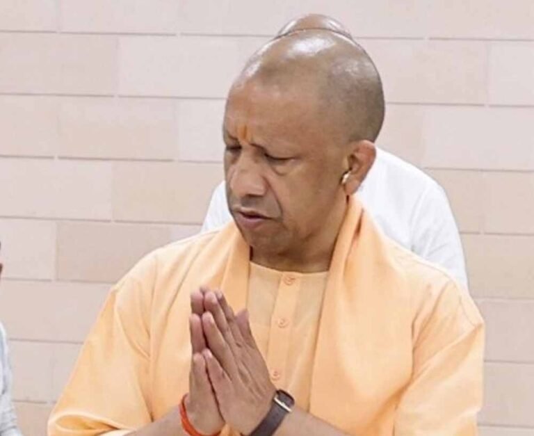 सीएम योगी ने दो परिवारों को दी आर्थिक सहायता