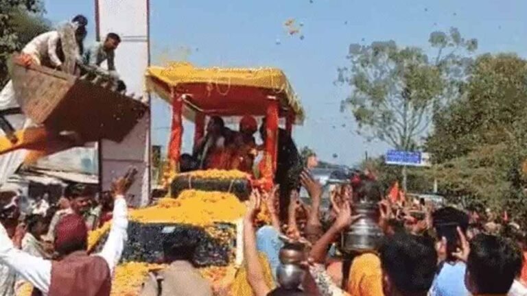बागेश्वर धाम की हिंदू-सनातन एकता रथयात्रा में बुलडोजर से बरसे फूल, धीरेंद्र शास्त्री ने दिया एकता का संदेश