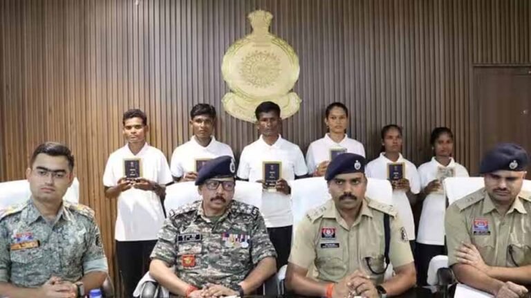 छत्तीसगढ़ के बस्तर में बड़ी कामयाबी, 35 लाख के इनामी 6 नक्सलियों ने डाले हथियार