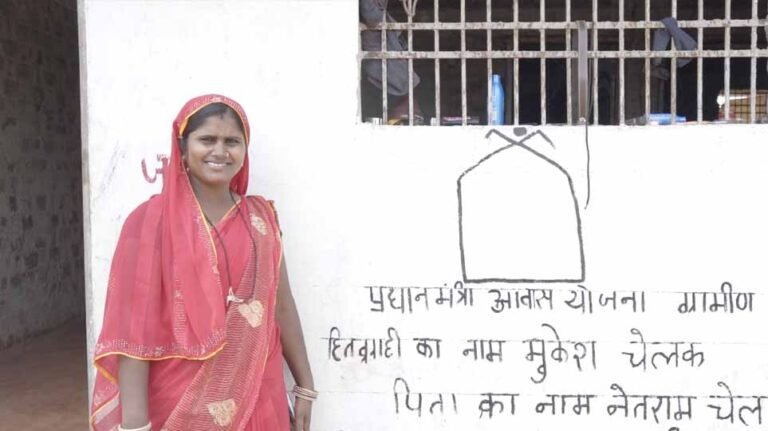 प्रधानमंत्री आवास योजना से मिला अपना घर, सड़क किनारे अस्थायी आशियाने में रहने की मजबूरी हुई दूर