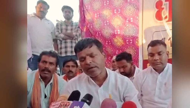 वन विभाग की कार्रवाई के खिलाफ एकजुट हुए 35 गांवों के आदिवासी, जमीन के दस्तावेज लेकर भोपाल आएंगे