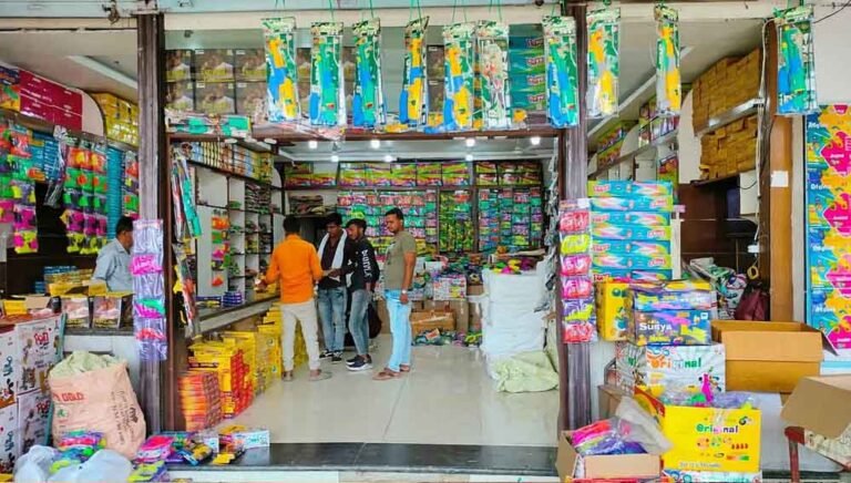 हलालपुरा पटाखा मार्केट की 15 दुकानों पर प्रशासन सख्त, 13 शर्तों का पालन जरूरी