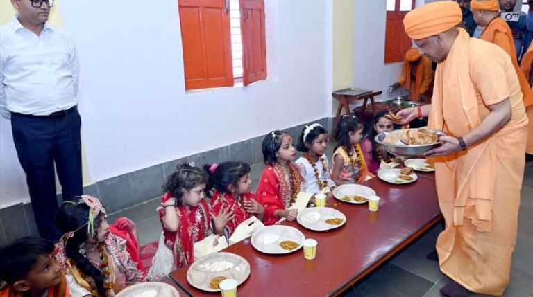 सीएम योगी ने कन्याओं के पांव पखारकर की मातृशक्ति की आराधना, भोजन परोसकर लिया आशीर्वाद