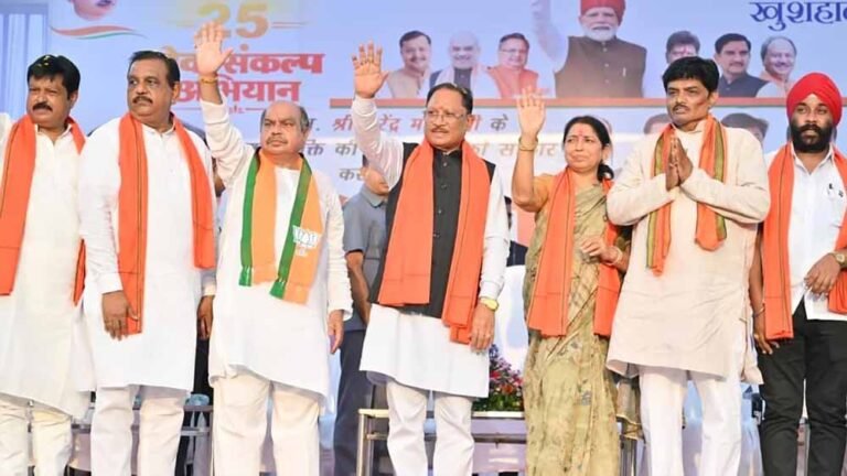 मुख्यमंत्री विष्णुदेव साय देवेंद्र नगर चौक से लाल चौक तक नशामुक्ति पदयात्रा में हुए शामिल