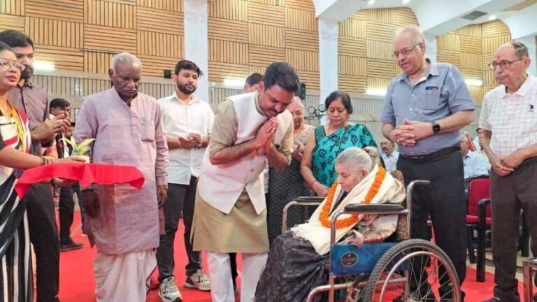 अनुभव की विरासत को सलाम, यूपी में शतायु बुजुर्गों और वरिष्ठ अचीवर्स का हुआ सम्मान