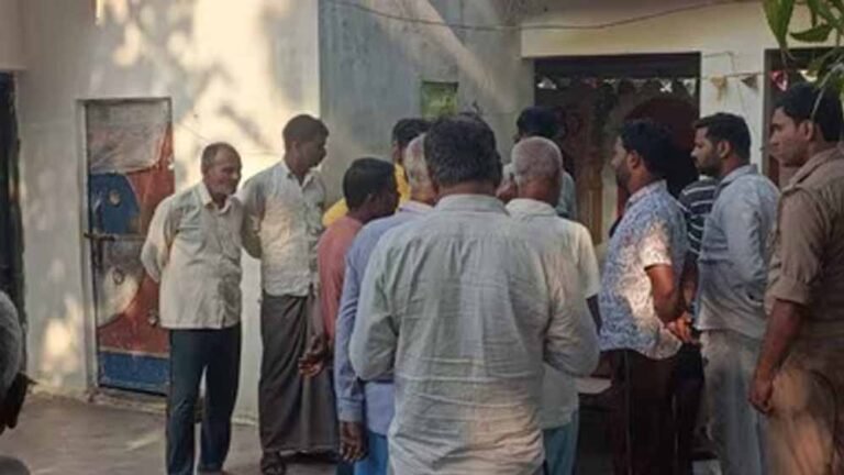 मंदिर में दो साधुओं की दर्दनाक मौत, तख्त से बांधकर जलाने का आरोप