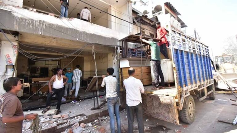 महाकाल मंदिर मार्ग होगा चौड़ा, 39 परिवारों के मकान-दुकानों पर लगाए लाल निशान